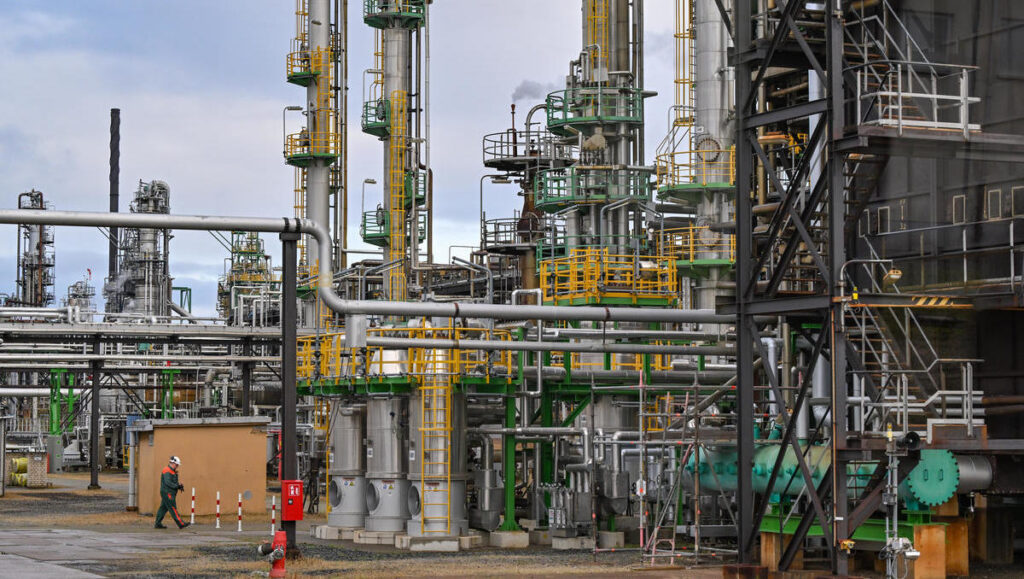 Ölpreis unter Druck: Serbiens Konflikt um russischen Konzern