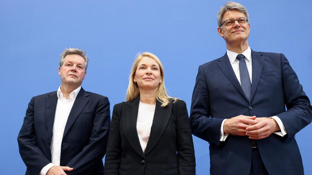 Schnieder verschiebt Pünktlichkeitsziele der Bahn nach hinten