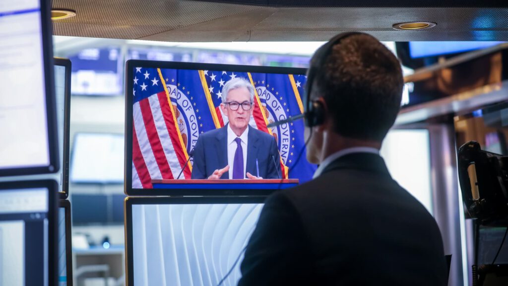 Europäische Aktien eröffnen unverändert, während der Markt auf die Entscheidung der Fed wartet