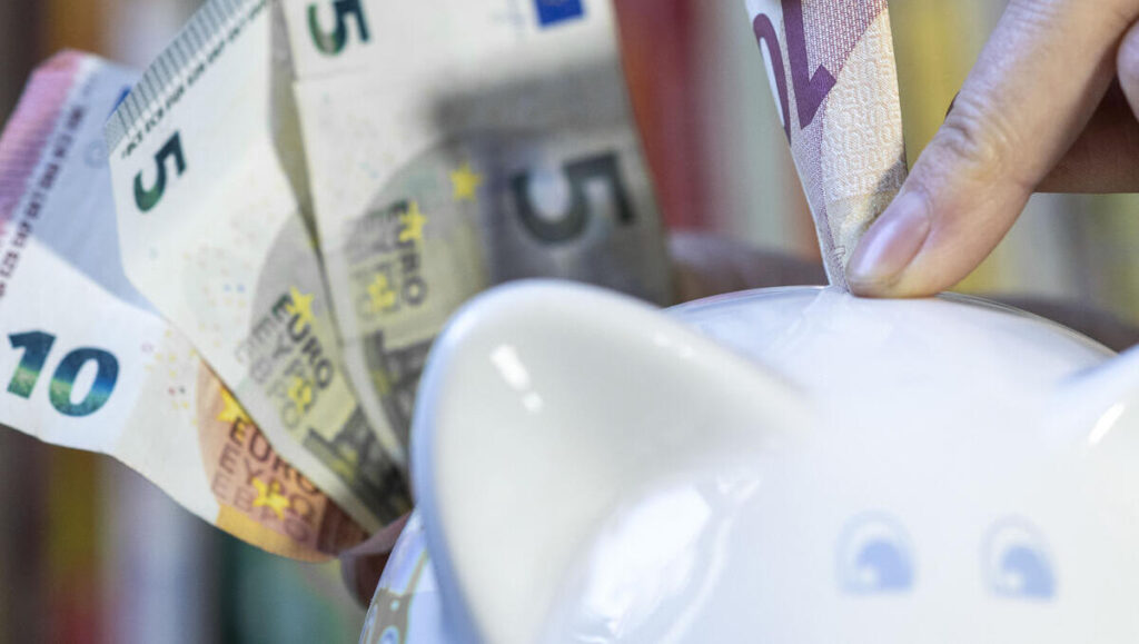 Deutsche sparen weniger – nur Schweiz legt mehr zurück