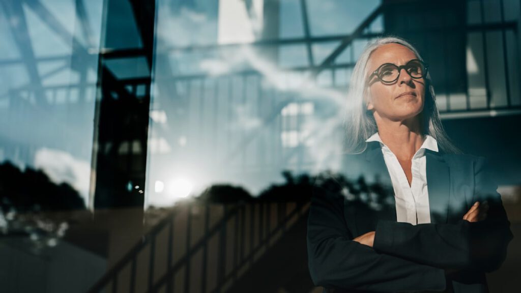 Doppelbelastung: Warum Frauen in Führung unglücklicher sind als Männer