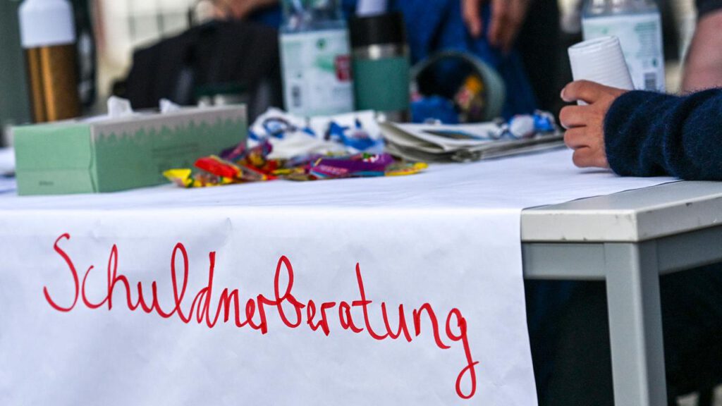 Schuldneratlas 2025: Zahl überschuldeter Menschen gestiegen