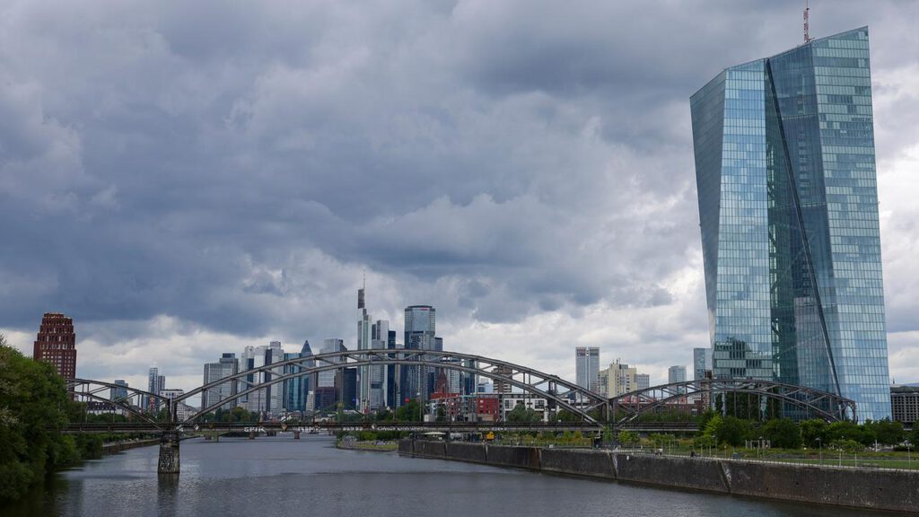 EZB hält Einlagenzins erneut stabil und rechnet mit mehr Wachstum