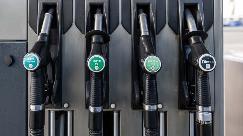 Sprit war 2025 erneut billiger – steigende Preise voraus